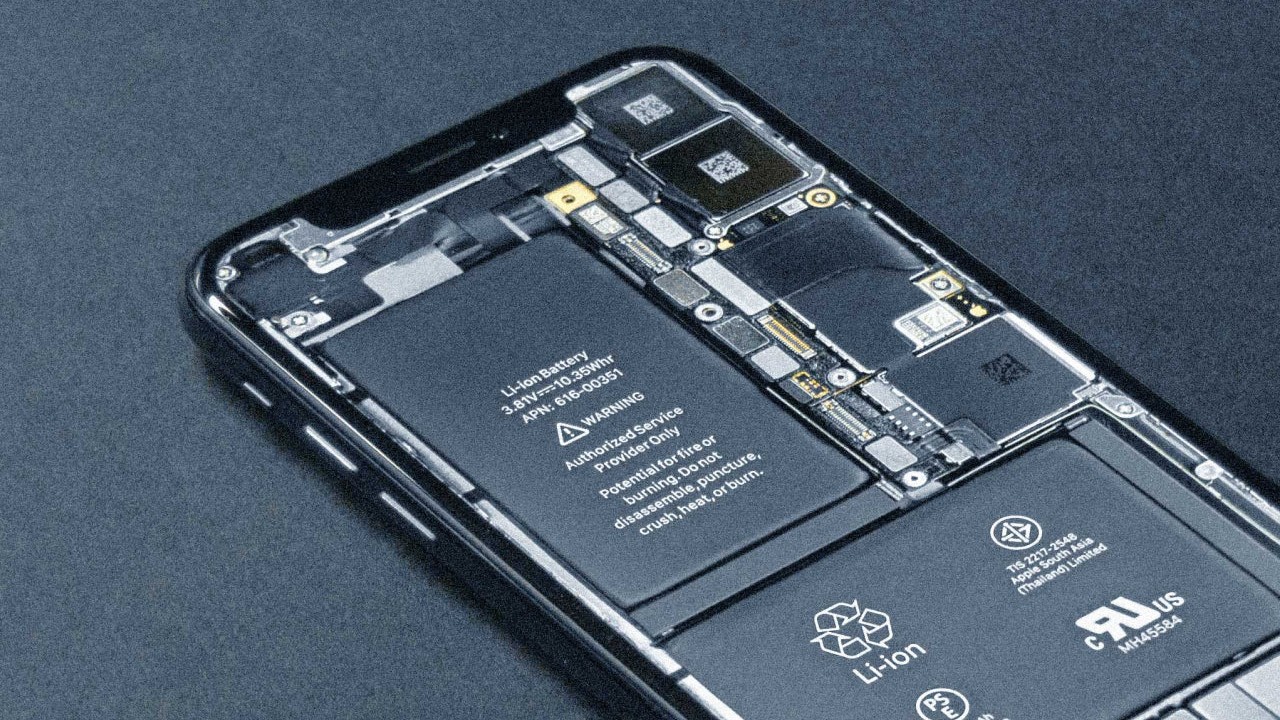 Je rangeais toujours ma batterie externe chargée à fond : au bout de six mois, j'ai compris pourquoi elle gonflait