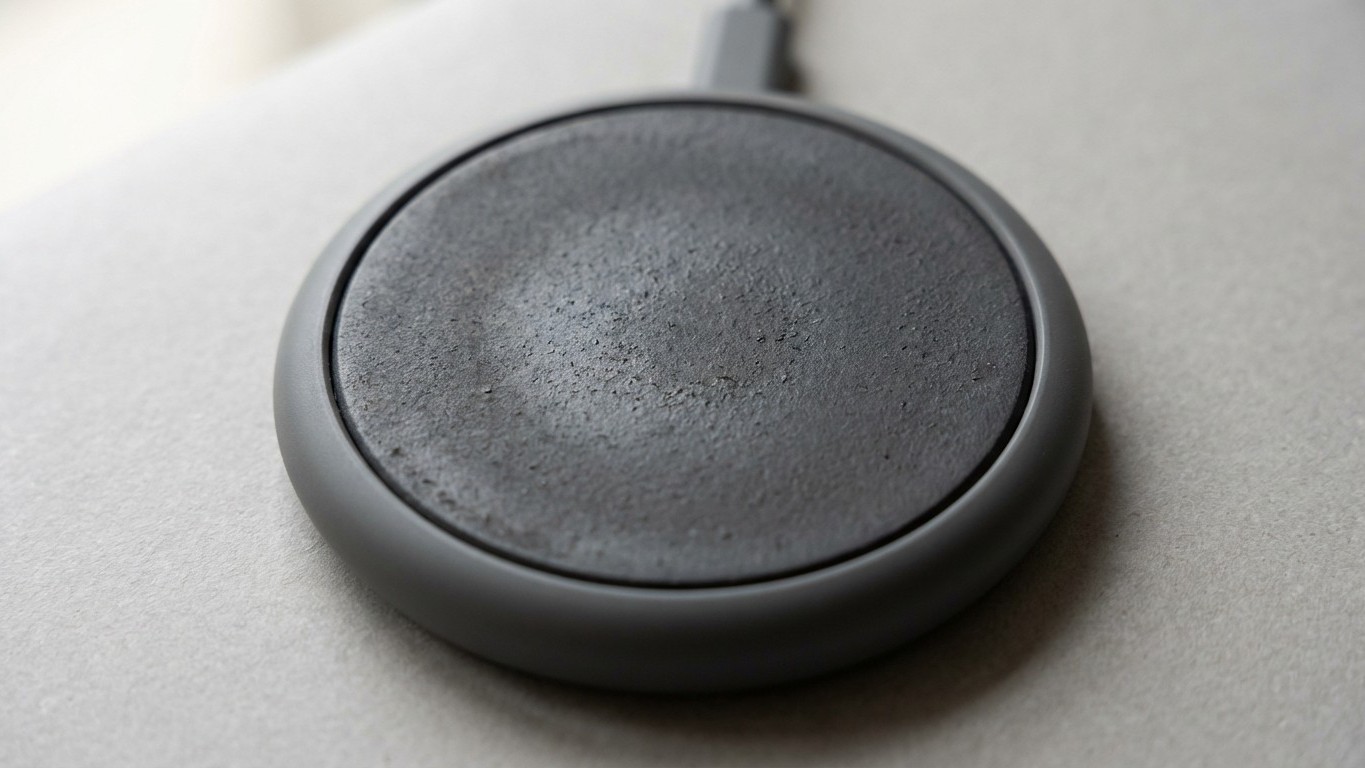 Si votre chargeur sans fil est posé sur une table en métal, retournez le socle : vous comprendrez tout