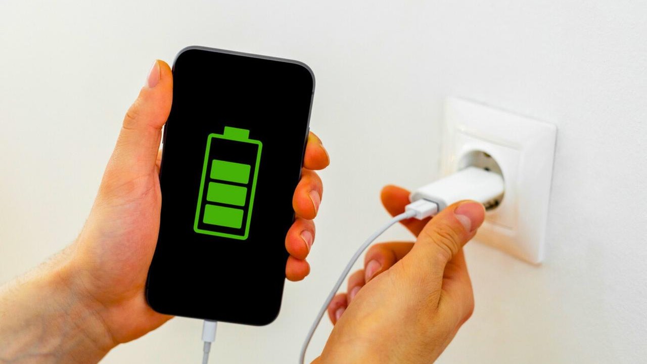Je laissais mon chargeur branché à vide depuis des années sans y penser : le jour où je l'ai touché en pleine nuit, j'ai c...
