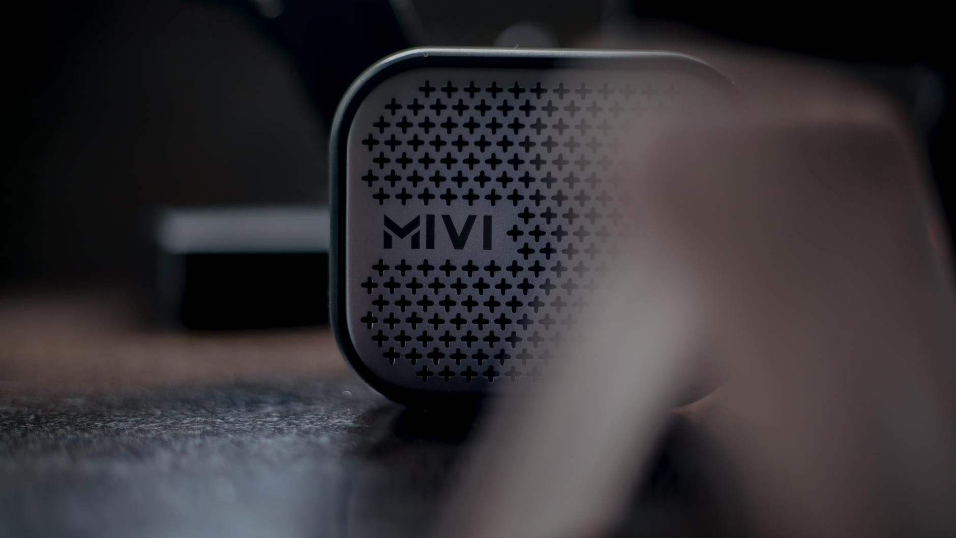 Un matin, une musique que personne n'avait lancée sortait de mon enceinte Bluetooth : en comptant les appareils appairés, ...