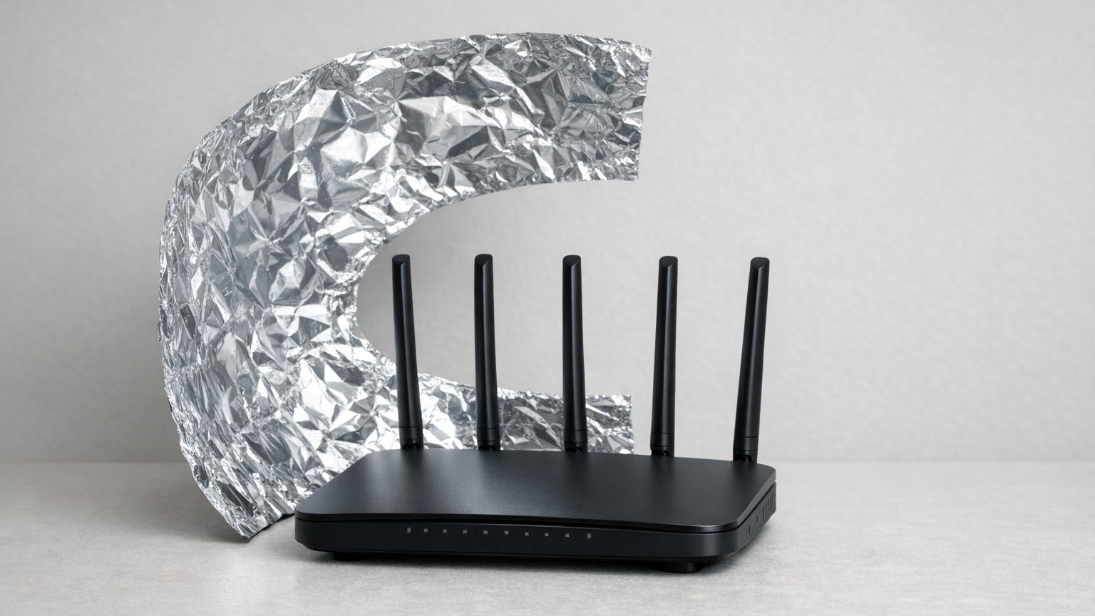 J'ai enroulé de l'alu autour de l'antenne de ma box pour capter mieux : un technicien réseau m'a montré ce que ça change v...