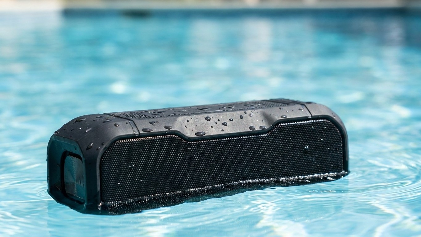 J'ai plongé mon enceinte « waterproof » dans la piscine en pensant qu'elle tiendrait : quand je l'ai ressortie, j'ai compr...