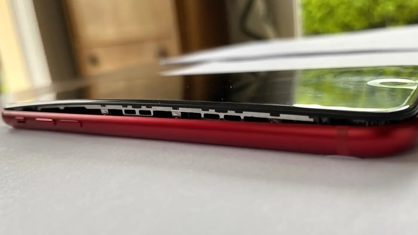 Je laissais ma coque épaisse pendant la recharge rapide en voiture : le jour où un technicien a démonté mon téléphone, j'a...