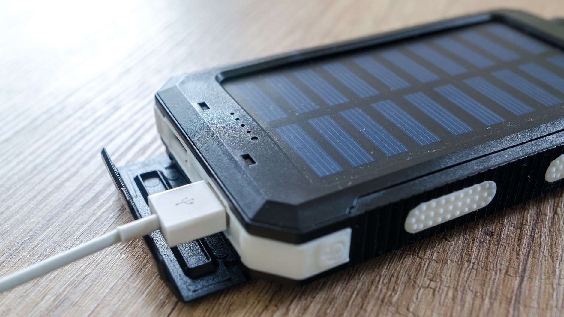 Je rangeais mes batteries externes chargées à 100 % dans un tiroir : un réparateur m’a montré pourquoi elles ne tenaient p...