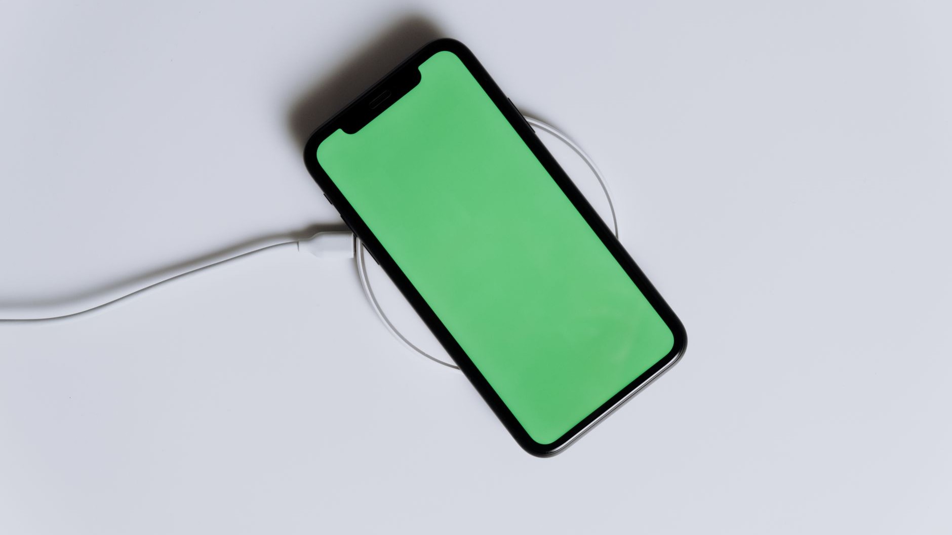 « Je pensais que c'était juste un bug » : pourquoi votre iPhone ou votre Samsung arrête tout seul la charge en pleine cani...