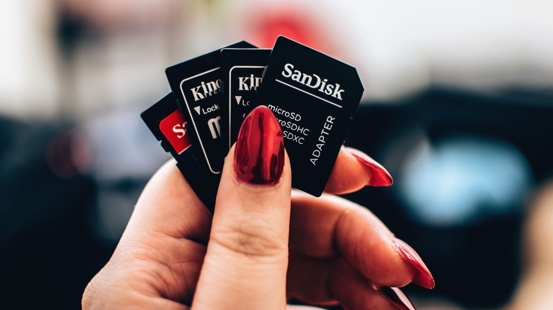 J'ai acheté une microSD 256 Go à 9 € sur un vide-grenier juste pour vider mon appareil photo : quand j'ai rouvert le dossi...