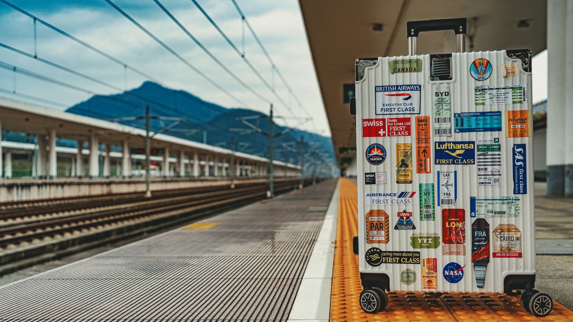 J'ai glissé un AirTag dans mon bagage cabine juste pour dormir tranquille : au comptoir des bagages perdus, l'agent n'a ri...