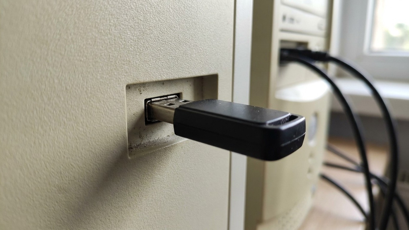 Mon PC démarrait sans broncher depuis deux ans : le matin où j'ai oublié une clé USB dans le port avant, il n'est jamais a...